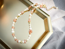 Load image into Gallery viewer, COMO | Freshwater pearl necklace with rose quartz
