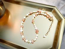 Load image into Gallery viewer, COMO | Freshwater pearl necklace with rose quartz
